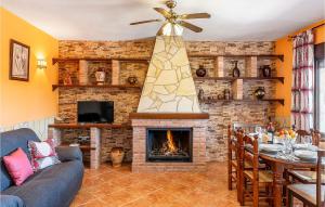 salon z kominkiem i jadalnią w obiekcie Amazing Home In El Gastor w mieście El Gastor