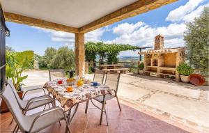 stół i krzesła na patio z kominkiem w obiekcie Amazing Home In El Gastor w mieście El Gastor +20 zdjęć