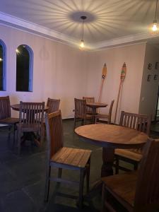 een eetkamer met houten tafels en stoelen bij Pousada As Ondas in Guarujá