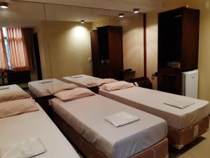 un grupo de 3 camas en una habitación en Hotel Paraguai (Adult Only), en Río de Janeiro