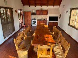 una gran mesa de madera en una habitación con cocina en Casa El Descanso en San Antonio de Arredondo