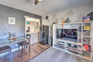 a living room with a tv and a table and a table sidx sidx at 4 Mi to Beach Lake Havasu Apartment with Pool! in Lake Havasu City