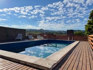 una piscina en una terraza con vistas a las montañas en Casa El Descanso, en San Antonio de Arredondo