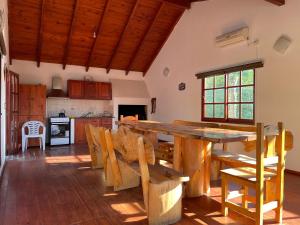 una cocina con una gran mesa de madera y sillas en Casa El Descanso en San Antonio de Arredondo