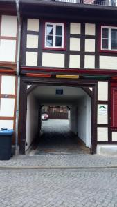 un túnel en un edificio con un coche dentro en Apartment Halmis FeWo WR, en Wernigerode