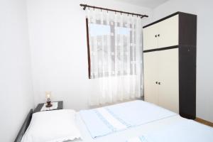 Postel nebo postele na pokoji v ubytování Apartment Metajna 6337a