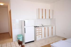 Kuchyň nebo kuchyňský kout v ubytování Apartment Metajna 6337a