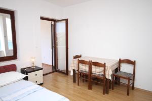 Postel nebo postele na pokoji v ubytování Apartment Metajna 6337a