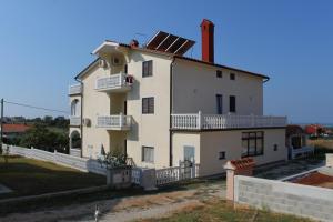 Budova, kde se apartmán nachází + 17 fotografií