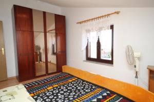 Postel nebo postele na pokoji v ubytování Apartment Novigrad 7037b