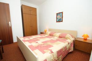 sypialnia z łóżkiem z kołdrą w obiekcie Apartment Labin 7468a w mieście Labin