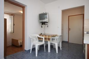 Televisyen dan/atau pusat hiburan di Apartments by the sea Kustici, Pag - 4129