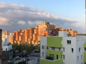 Blick auf eine Stadt mit hohen Gebäuden in der Unterkunft Evry Time in Courcouronnes