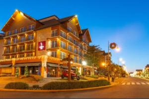 a large building on a city street at night at Hotel Laguetto Stilo Borges - Gramado - semana de 17 a 24 de janeiro de 2026 in Gramado