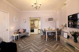 Kuchyň nebo kuchyňský kout v ubytování 4br Elegant Stay Golden Triangle Parking