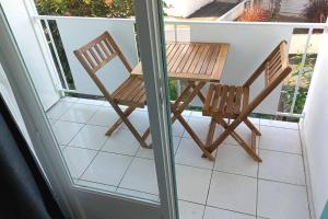 Balkón nebo terasa v ubytování Appartement avec piscine proche de la mer