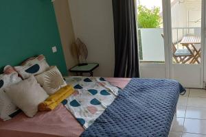 Postel nebo postele na pokoji v ubytování Appartement avec piscine proche de la mer