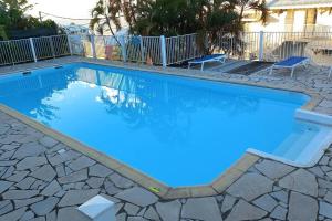 Bazén v ubytování Appartement avec piscine proche de la mer nebo v jeho okolí