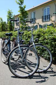 duas bicicletas estão estacionadas em frente a uma casa em Hotel & Restaurant - Auberge De Hilver em Diessen