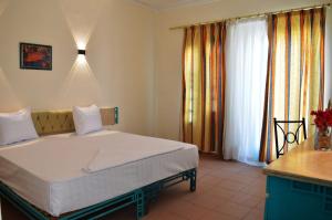 Schlafzimmer mit einem Bett und einem Fenster in der Unterkunft Sunset Hotel sharm El Sheikh in Sharm El Sheikh
