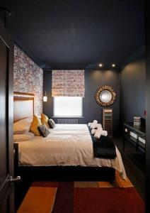 Llit o llits en una habitació de Unique 2 Bed Apt With Parking - Ginger & Gold