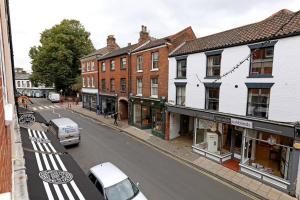ノリッジにあるElegant Norwich Apartment In The Lanes W Parkingの路上に車が駐車されている街路