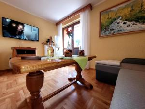 Televízia a/alebo spoločenská miestnosť v ubytovaní Rezydencja Leśny Dwór