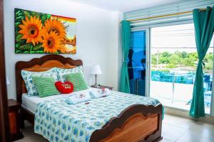 - une chambre avec un lit orné d'une peinture murale dans l'établissement Hotel Flor Gloria, à Palomino