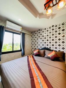 a bedroom with a large bed in a rv at โรงแรมเรือนคุณเล็ก กานต์สินี in Ban Tha Pho