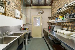 cocina con fregadero y encimera en Esk Wivenhoe Motor Inn en Esk