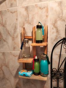 马拉喀什Riad Lounge à Marrakech的一个木架子，上面放着三个玻璃瓶