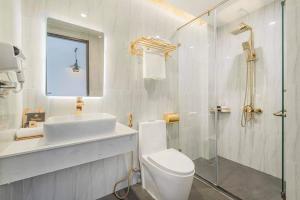 Bilik mandi di Maris Da Nang Hotel & Apartment