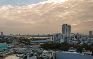 Pemandangan umum bagi Da Nang atau pemandangan bandar yang diambil dari hotel