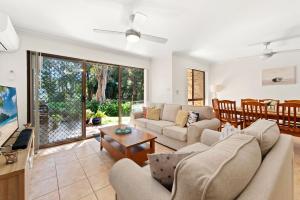 Televisyen dan/atau pusat hiburan di Bay Parklands Unit 59 2 Gowrie Avenue