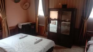 ein Hotelzimmer mit einem Bett und einem Spiegel in der Unterkunft Pukyo Bed and breakfast Belgian lao in Ban Nangoy
