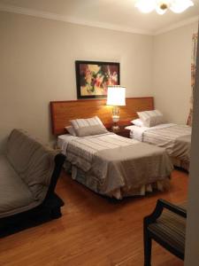 Tempat tidur dalam kamar di Lake view resort style suite big room