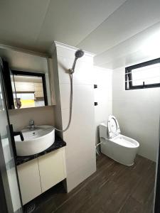La salle de bains est pourvue d'un lavabo et de toilettes. dans l'établissement Era Apartment Đông Tác, à Hanoï