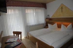 Ein Bett oder Betten in einem Zimmer der Unterkunft Gasthof Zur Krone