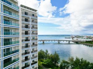 那覇市にあるBranchera Naha 1402の川橋の見える建物
