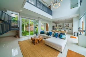 チャングーにあるVilla Ammanya - Modern 3-bedroom luxury villa in amazing location!のソファとテーブルのあるリビングルーム