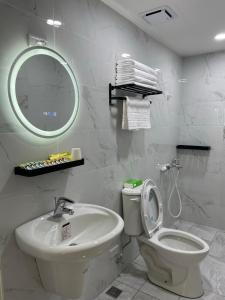 uma casa de banho com um WC, um lavatório e um espelho. em Wen Wen Sub BnB em Magong