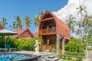 une villa avec une piscine et une maison dans l'établissement Kukuh Penida Village, à Nusa Penida