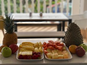 a table with two plates of fruit and a pineapple at Finca Don Matías in Melgar