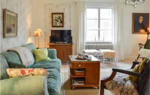 een woonkamer met een groene bank en een tv bij Awesome Home In Hallstavik With Wifi in Hallstavik