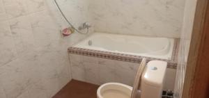 łazienka z wanną i toaletą w obiekcie Khailash Warung and Home Stay w mieście Sidemen