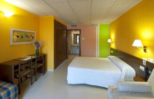 A bed or beds in a room at Hotel Can Blanc