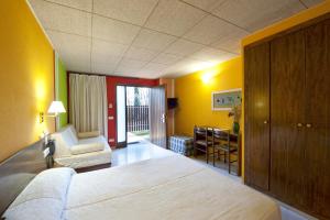 A bed or beds in a room at Hotel Can Blanc