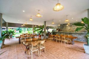 un restaurante con mesas y sillas y un bar en The Liveliwoods, en Khao Sok