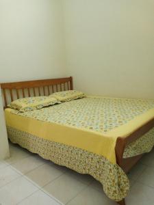Säng eller sängar i ett rum på De Asmeira Homestay Gambang