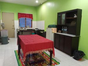Ett kök eller pentry på De Asmeira Homestay Gambang